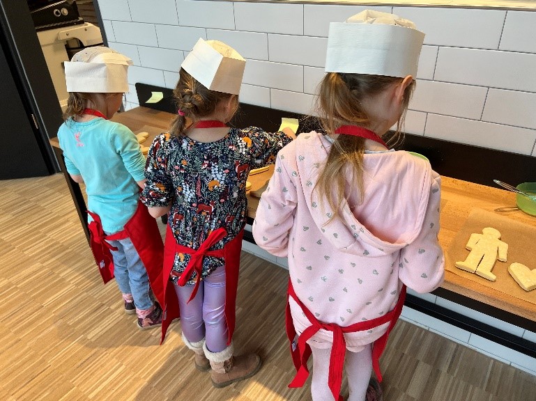 Meister-Bäcker und -Bäckerinnen in der Kinderbackstube Schollin