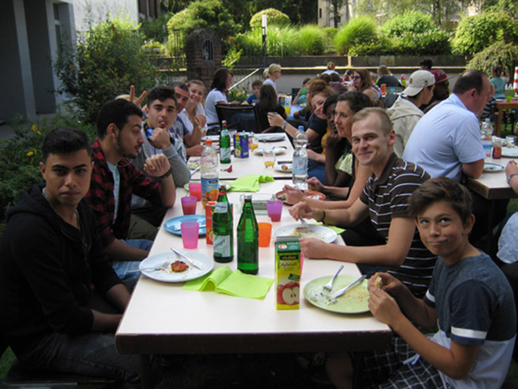 Ferien-Abschlussgrillen bei Sommertemperatur